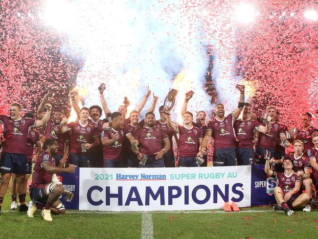 *** BESTPIX *** BRISBANE, AUSTRALIA - MAY 08: The Reds celebrate with the trophy after winning the Super RugbyAU Final match between the Queensland Reds and the ACT Brumbies at Suncorp Stadium, on May 08, 2021, in Brisbane, Australia. (Photo by Jono Searle/Getty Images)