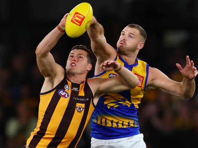 MELBOURNE, AUSTRALIA - APRIL 27: Lloyd Meek of the Hawks and Matt Flynn of the Eagles compete in the ruck during the round seven AFL match between Hawthorn Hawks and West Coast Eagles at Marvel Stadium, on April 27, 2025, in Melbourne, Australia. (Photo by Morgan Hancock/Getty Images)