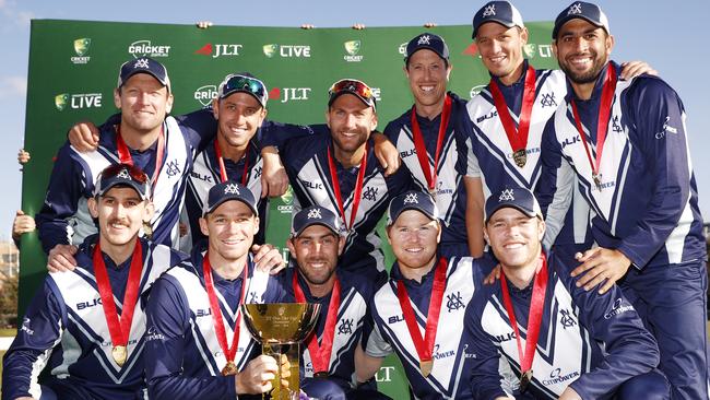 Victorian players pose with the JLT One-Day Cup 2018 Trophy. Pic: AAP 