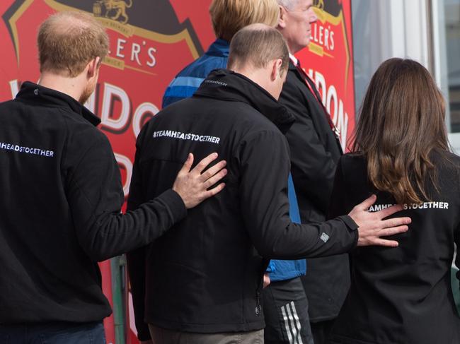 LONDON, ENGLAND - APRIL 23:  Prince Harry, Prince William, Duke of Cambridge and Catherine, Duchess of Cambridge walk off together after starting the 2017 Virgin Money London Marathon on April 23, 2017 in London, England.  (Photo by Samir Hussein/WireImage)