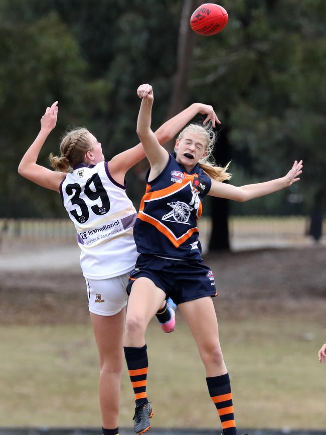 Ally Morphett of the Bushrangers and Peppa Poultney of the Cannons contest a ball in 2019.