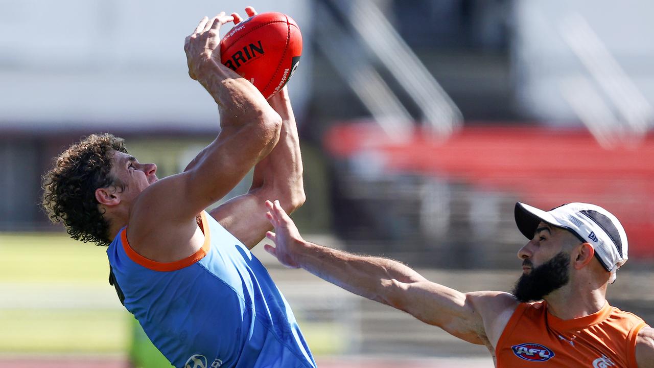 Curnow clunks a strong grab. Picture: Michael Klein