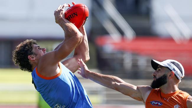 Curnow clunks a strong grab. Picture: Michael Klein