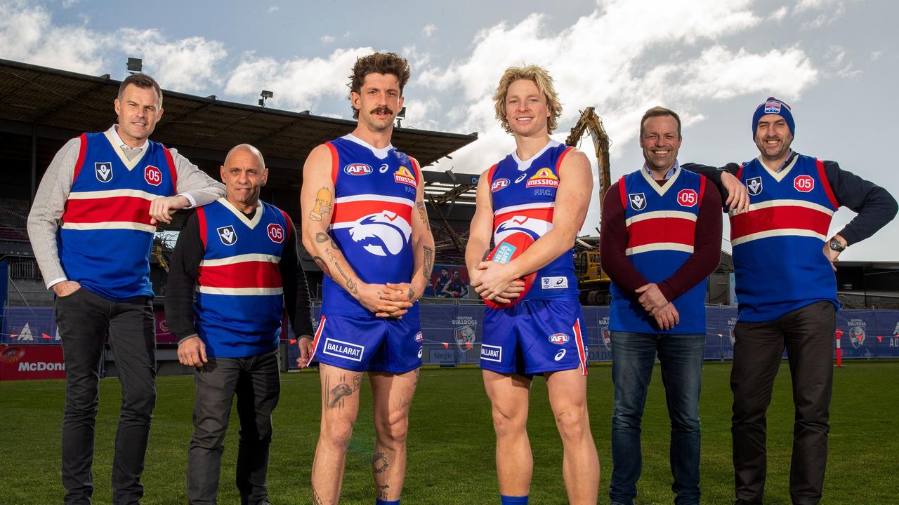 Former Western Bulldogs players Luke Darcy, Tony Liberatore, Brad Johnson and Matthew Croft pose for a photo with current players Tom Liberatore and Cody Weightman. Picture: Darrian Traynor/Getty Images