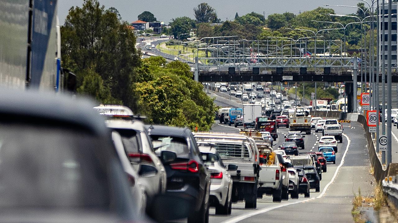 Queues for 7km: Fire closes two lanes of Pacific Mwy