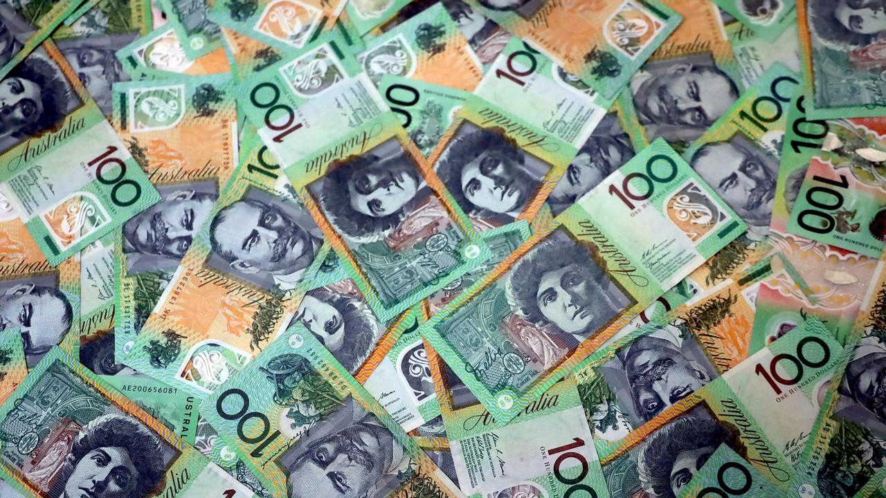 Aussies could save $526 a month on a $600,000 loan. Picture: NewsWire / Nicholas Eagar