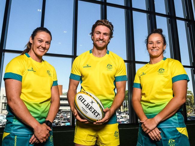 Australian rugby sevens team members (left) Sharni Williams, Lewis Holland and Shannon Parry at the official presentation of the men's and women's rugby sevens teams announcement for the Gold Coast Commonwealth Games, in Sydney, Thursday, March 15, 2018. (AAP Image/Brendan Esposito) NO ARCHIVING