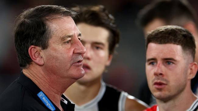 MELBOURNE, AUSTRALIA - AUGUST 04: Ross Lyon, Senior Coach of the Saints speaks to his players during the round 21 AFL match between St Kilda Saints and Brisbane Lions at Marvel Stadium, on August 04, 2024, in Melbourne, Australia. (Photo by Josh Chadwick/AFL Photos/via Getty Images)