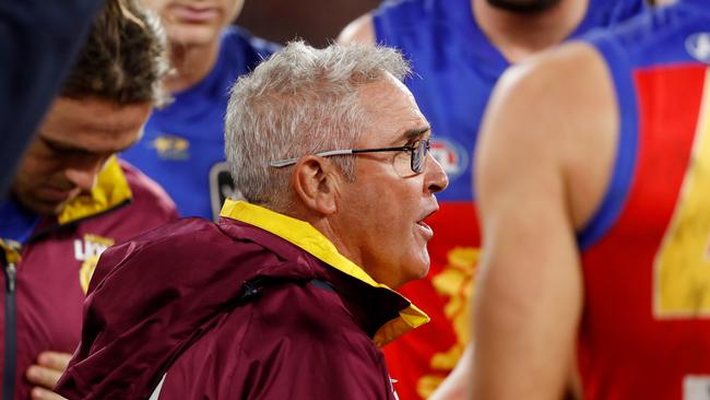 Chris Fagan asks his players for another effort as they build momentum in the second half. Picture: Dylan Burns/AFL Photos via Getty Images