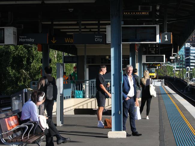 SYDNEY, AUSTRlALIA - Newswire Photos November 21, 2022: Commuters seen at Milsons Point Train Station as Sydneysiders will enjoy five days of free train travel this week as the unions call of planned industrial action that would have shut down the network. NSW Premier Dominic Perrottet announced the plans for free travel as the state government plans to enter into negotiations with the Rail Trams and Bus Union after a months long stand-off that has seen the rail network ground to a halt several times. Picture:NCA Newswire / Gaye Gerard