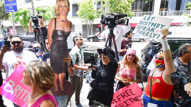 Fans gather outside the courthouse to support Britney. Picture: Frederic J. BROWN / AFP