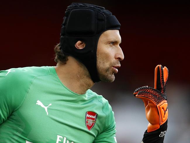 LONDON, ENGLAND - SEPTEMBER 23:  Petr Cech of Arsenal gives instruction to his team during the Premier League match between Arsenal FC and Everton FC at Emirates Stadium on September 23, 2018 in London, United Kingdom.  (Photo by Julian Finney/Getty Images)