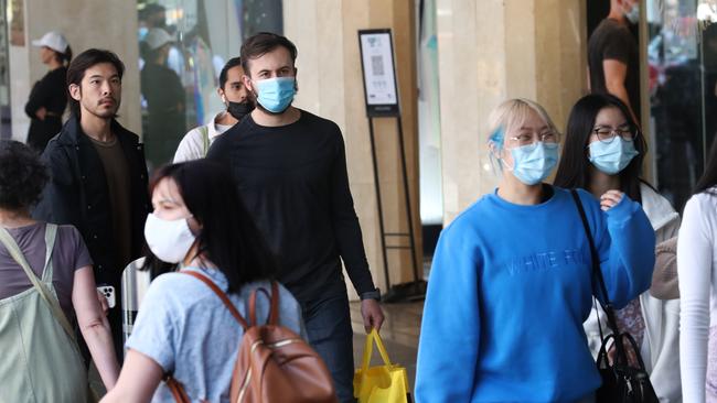 MELBOURNE, AUSTRALIA - NewsWire Photos, DECEMBER 23, 2021. People are seen wearing masks in the Bourke Street mall ahead of government orders to reintroduce the wearing of face masks inside as COVID numbers grow. Picture: NCA NewsWire / David Crosling