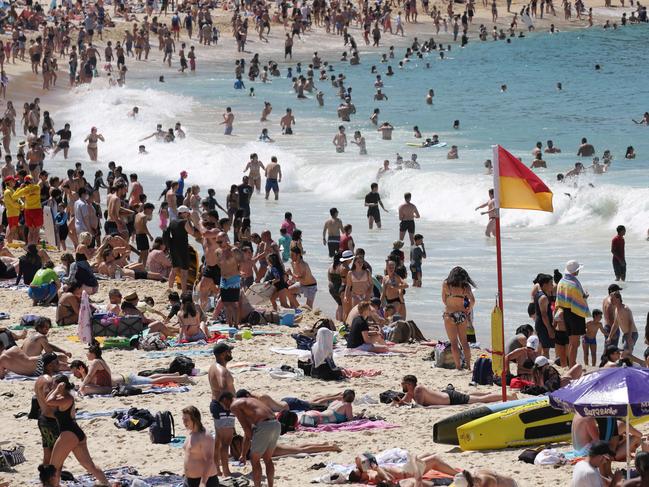 People are being warned that Coogee beach is nearing capacity. Picture: NCA NewsWire / Christian Gilles