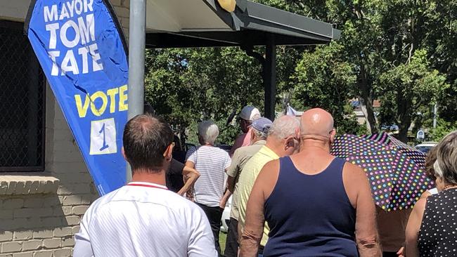 Helensvale Community Centre pre-poll crowd. Photo: Paul Weston