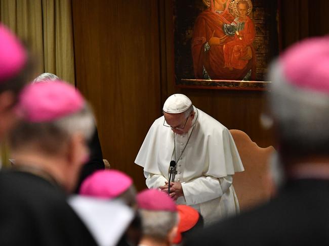 TOPSHOT - Pope Francis prays during the opening of a global child protection summit for reflections on the sex abuse crisis within the Catholic Church, on February 21, 2019 at the Vatican. - Pope Francis has set aside three and a half days to convince Catholic bishops to tackle paedophilia in a bid to contain a scandal which hit an already beleaguered Church again in 2018, from Chile to Germany and the United States. (Photo by Vincenzo PINTO / POOL / AFP)