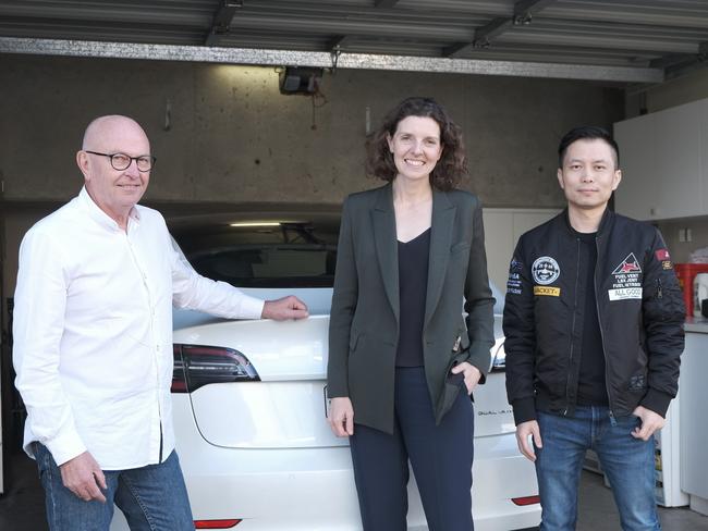 Wentworth independent candidate Allegra Spender with Paddington resident Jonathan Pepper and Discover Energy co-founder and co-CEO Jeff Yu. Photo courtesy of Discover Energy.