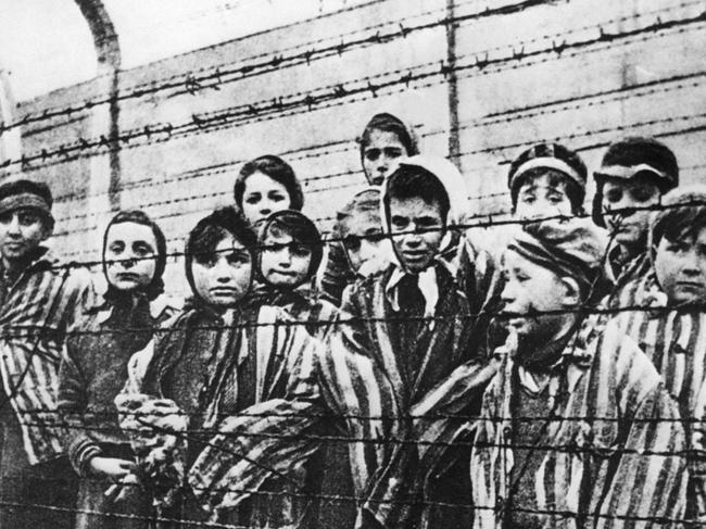 BY8B50 AUSCHWITZ CONCENTRATION CAMP children photographed by Russians who liberated the camp in January 1945