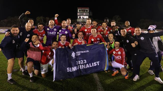 Melbourne Knights are heading for the Australia Cup semi-finals.