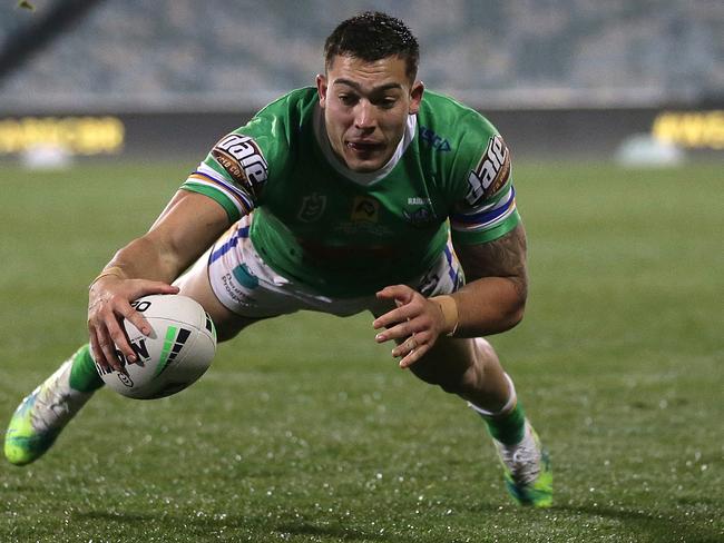 CANBERRA, AUSTRALIA - JULY 11: Nick Cotric of the Raiders scores a try during the round nine NRL match between the Canberra Raiders and the Melbourne Storm at GIO Stadium on July 11, 2020 in Canberra, Australia. (Photo by Matt King/Getty Images)