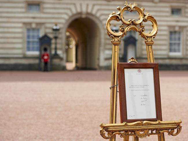 A Royal bulletin, announcing that Catherine, Duchess of Cambridge, Prince William's wife, has given birth to a baby girl, the Princess of Cambridge, stands on an easel on the forecourt of Buckingham Palace in London on May 2, 2015. Prince William's wife Kate gave birth to a girl on Saturday, sparking celebrations for the royal couple's new arrival, a princess who becomes the fourth in line to the British throne. AFP PHOTO / NIKLAS HALLE'N