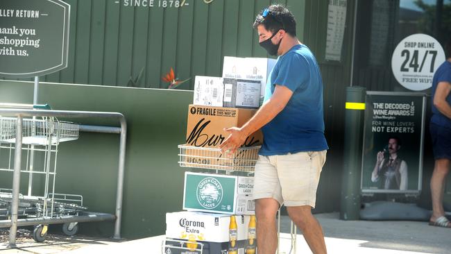 Brisbane residents are stocking up on alcohol for the COVID lock down. Picture: NCA NewsWire / John Gass