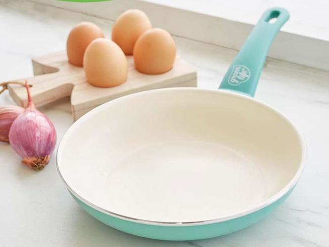 $40 non-stick frying pan that makes cooking ‘so easy’