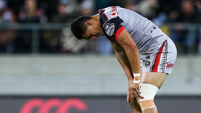 Roger Tuivasa-Sheck holds his knee after sustaining an ACL injury.