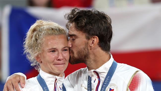 PARIS, FRANCE - AUGUST 02: Gold medalists Katerina Siniakova and Tomas Machac of Team Czechia pose for a photo on the podium during the Tennis Mixed Doubles medal ceremony on day seven of the Olympic Games Paris 2024 at Roland Garros on August 02, 2024 in Paris, France. (Photo by Clive Brunskill/Getty Images)