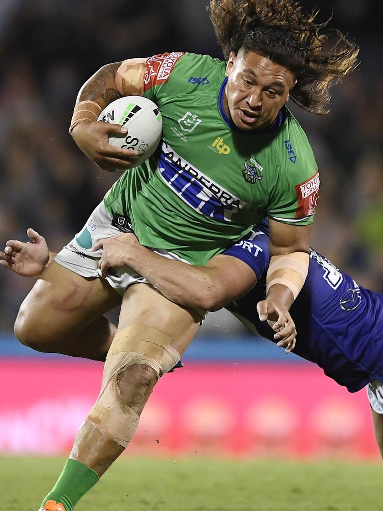 <p>MACKAY, AUSTRALIA - AUGUST 27: Josh Papalii of the Raiders is tackled during the round 24 NRL match between the New Zealand Warriors and the Canberra Raiders at BB Print Stadium, on August 27, 2021, in Mackay, Australia. (Photo by Ian Hitchcock/Getty Images)</p>