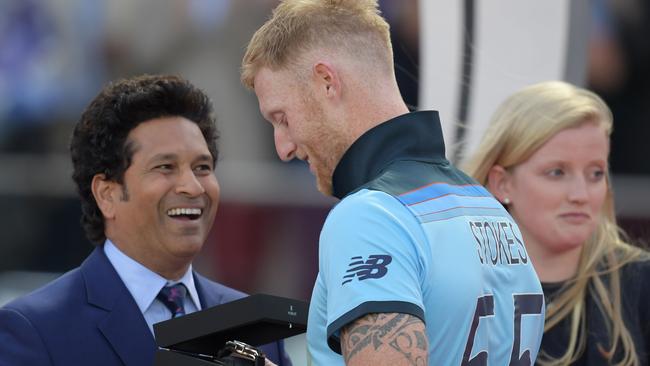 Sachin Tendulkar (L) presents Ben Stokes with the man-of-the-match award. Picture: AFP