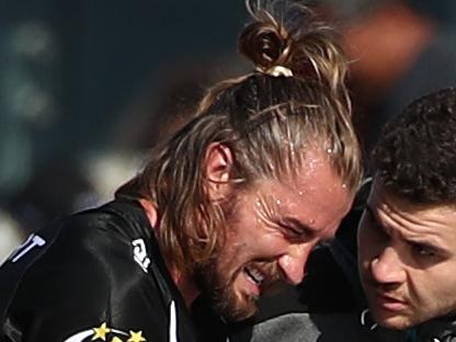 AUCKLAND, NEW ZEALAND - NOVEMBER 02: Kieran Foran of the Kiwis   leaves the field with an injury during the International Rugby League Test Match between the New Zealand Kiwis and the Great Britain Lions at Eden Park on November 02, 2019 in Auckland, New Zealand. (Photo by Fiona Goodall/Getty Images)