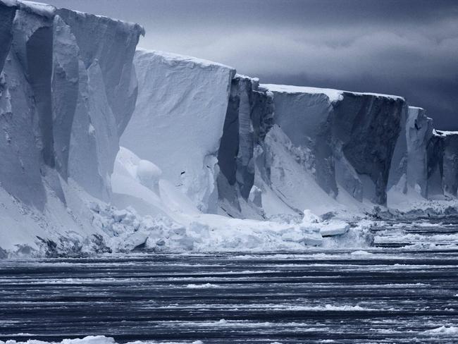 This undated handout picture released by the Pew Charitable Trust on October 28, 2017 shows an ice wall in East Antarctica.  Hopes for a vast new marine sanctuary in pristine East Antarctica were dashed on October 28, 2017 after a key conservation summit failed to reach agreement, with advocates urging "greater vision and ambition". / AFP PHOTO / PEW CHARITABLE TRUST / John B. WELLER / RESTRICTED TO EDITORIAL USE - MANDATORY CREDIT "AFP PHOTO / PEW CHARITABLE TRUST / JOHN B WELLER" - NO MARKETING NO ADVERTISING CAMPAIGNS - DISTRIBUTED AS A SERVICE TO CLIENTS - NO ARCHIVE