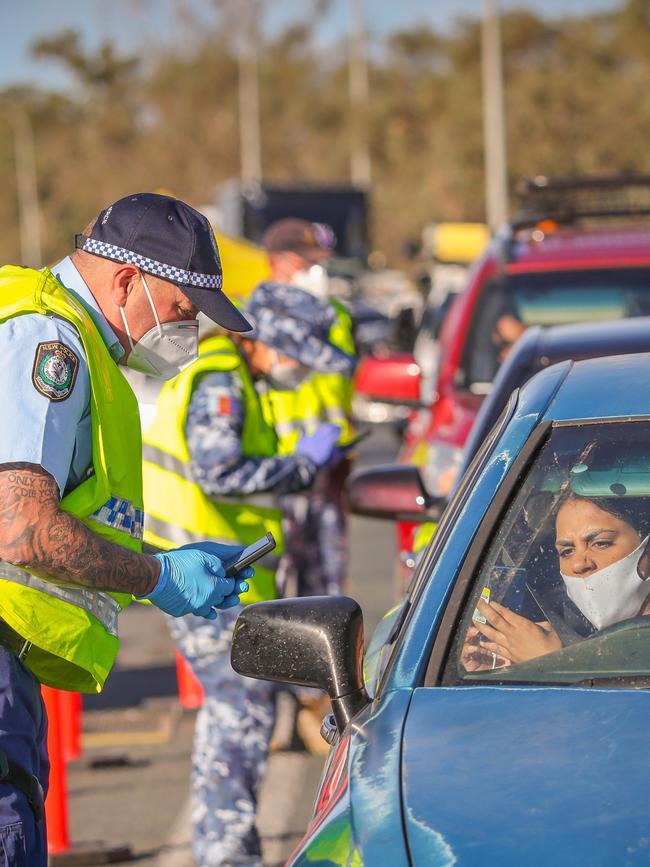 Vehicles and checkpoint police officers are pictured at the Covid checkpoint in Mildura on the NSW-Victorian border. Picture: NCA NewsWire / Darren Seiler