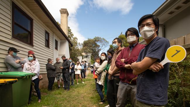 Pictures from one of the first 'live auctions' in Sydney on 16th October 2021. Following weeks of online auctions, bidders finally got to attend live auctions after Sydney came out of COVID lockdown.Auctioneer Paul Menck brings down the gavel on 109, Ryde Road, Hunters Hill.(Pictures by Julian Andrews).