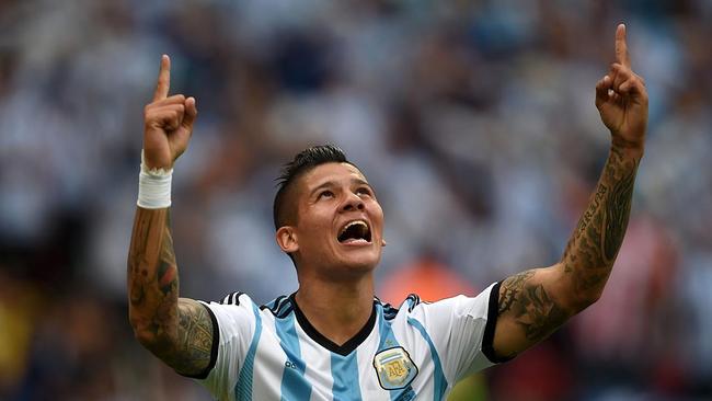 Manchester United sign Marcos Rojo