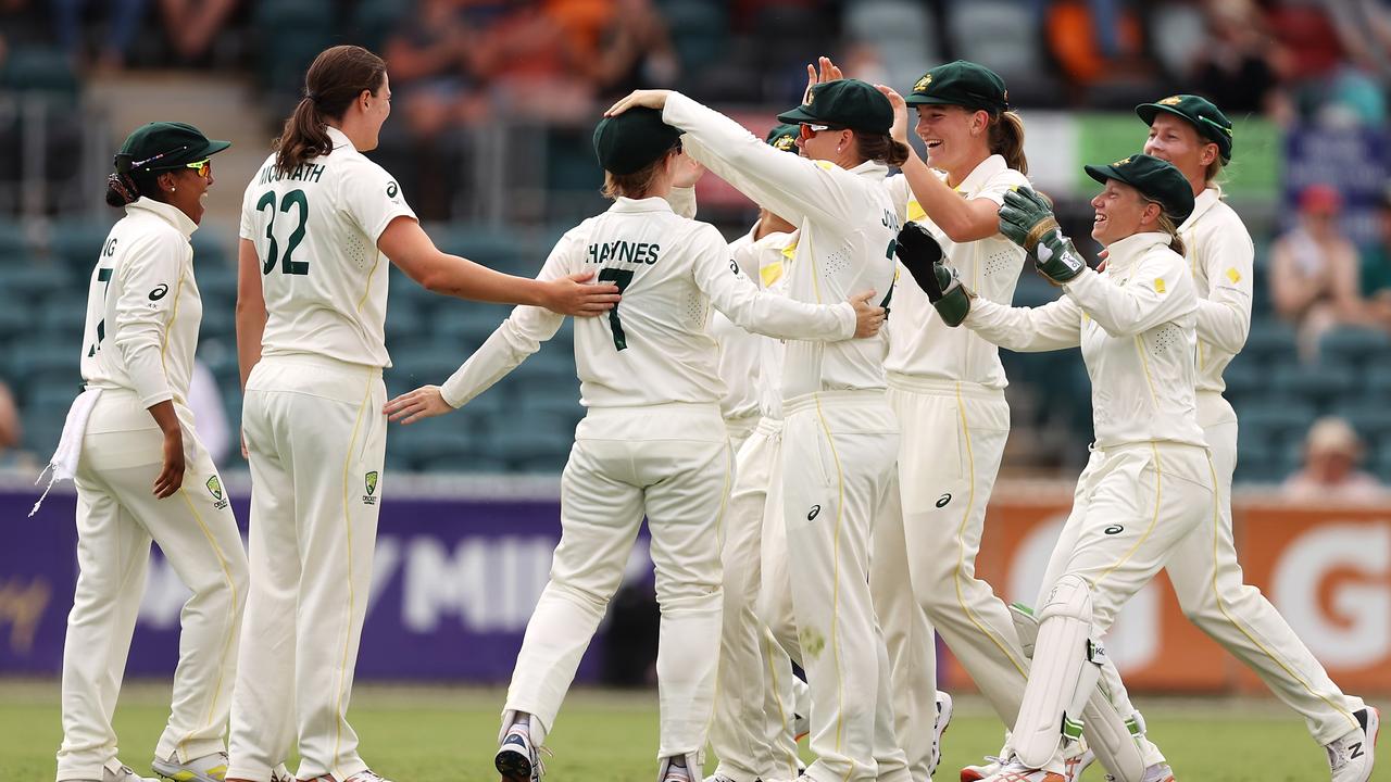 Rachael Haynes of Australia celebrates with her teammates. Photo by Mark Kolbe/Getty Images