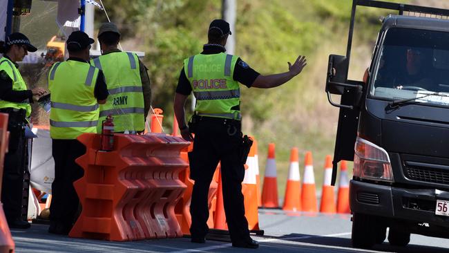 Police checking cars at the border crossing at Miles Street in Coolangatta. Picture: NCA NewsWire / Steve Holland