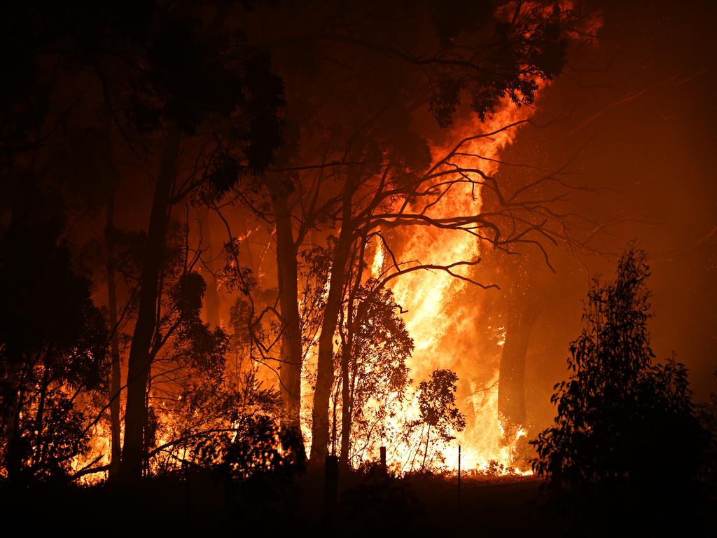 Bush fire burns along Fire Rd in Yanderra on 21st of December 2019. Picture: Adam Yip