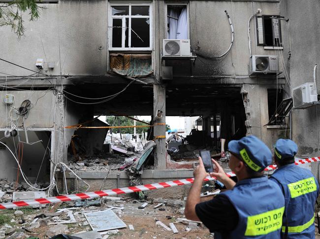 People inspect the damage to a building in the southern city of Ashkelon, Israel. Picture: Jack Guez/AFP