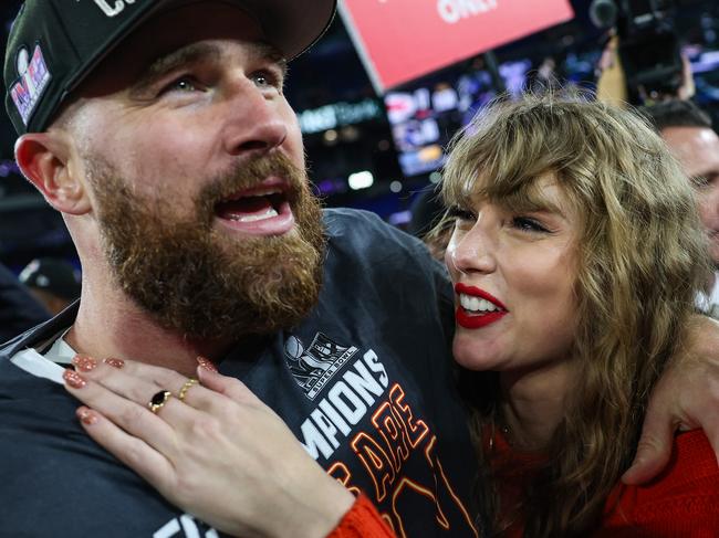 BALTIMORE, MARYLAND - JANUARY 28: Travis Kelce #87 of the Kansas City Chiefs (L) celebrates with Taylor Swift after defeating the Baltimore Ravens in the AFC Championship Game at M&T Bank Stadium on January 28, 2024 in Baltimore, Maryland.  (Photo by Patrick Smith/Getty Images)