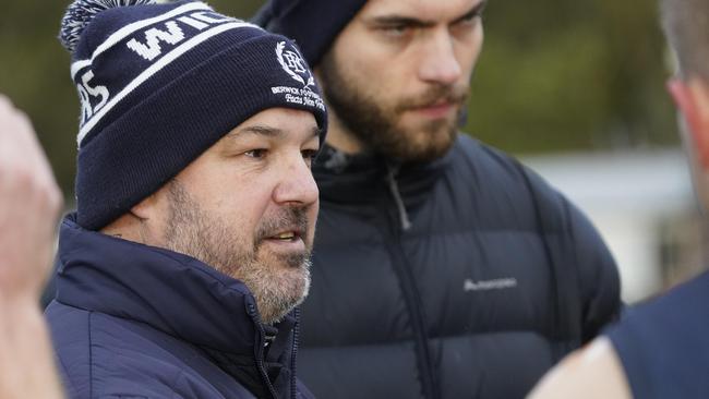 Berwick coach Clint Evans addressing players on Saturday. Picture: Valeriu Campan