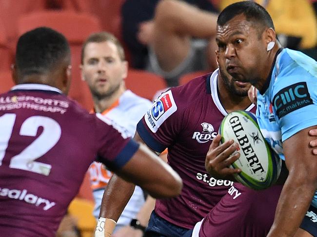 Kurtley Beale of the Waratahs (centre) on his way to score a try during the Round 14 Super Rugby match between the Queensland Reds and the NSW Waratahs at Suncorp Stadium in Brisbane, Saturday, May 18, 2019. (AAP Image/Dan Peled) NO ARCHIVING, EDITORIAL USE ONLY