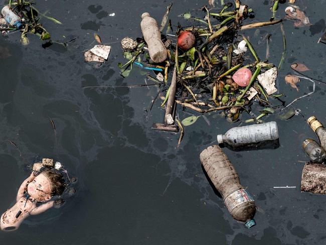 Floating debris, carried by the tide, is caught by the eco-barrier before entering Guanabara Bay. Picture: Yasuyoshi Chiba