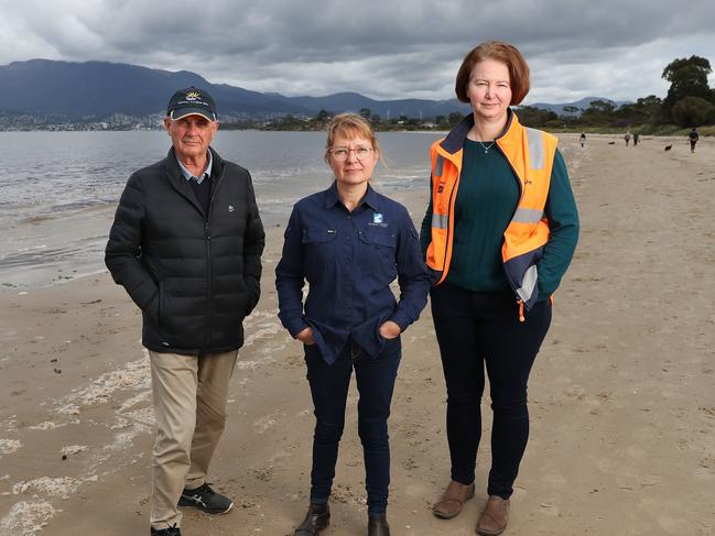 SUN TAS.  Doug Chipman mayor Clarence City Council, Ursula Taylor CEO Derwent Estuary Program and Fran Smith department manager system performance and productivity TasWater.  Intensive investigations into the ÃpoorÃ water quality in the middle section of Howrah Beach have been made by Clarence City Council.  Picture: Nikki Davis-Jones