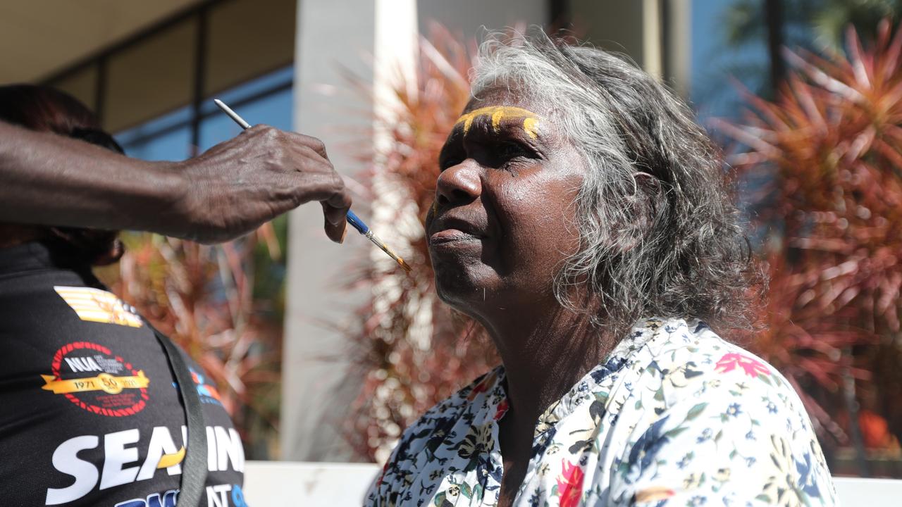 Munupi family members of 47-year-old Pukumani Alimankinni prepared their traditional ochre, armbands and headdresses before performing her Jorrigjorringa (kookaburra) song outside Darwin Local Court following her death in care coronial, on April 24, 2024. Picture: Zizi Averill