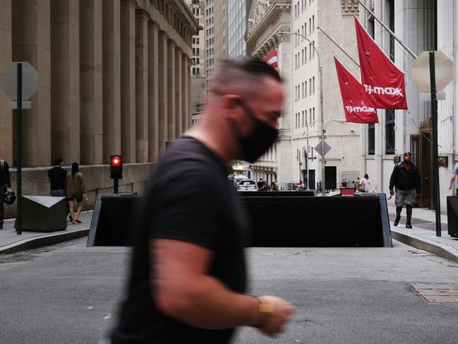 NEW YORK, NEW YORK - SEPTEMBER 02: People move by Wall Street in the Financial District on September 02, 2020 in New York City. The Dow gained 454.84 points, or 1.59 percent, to close at 29,100.50. Closing less than 2 percent from an all-time high, the Dow posted its best rally since mid-July and closed.   Spencer Platt/Getty Images/AFP == FOR NEWSPAPERS, INTERNET, TELCOS & TELEVISION USE ONLY ==