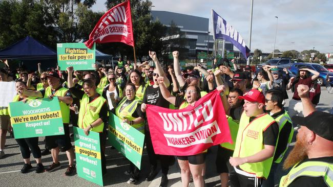 Woolworth workers picket the Dandenong South Distribution centre. Picture: NewsWire / David Crosling