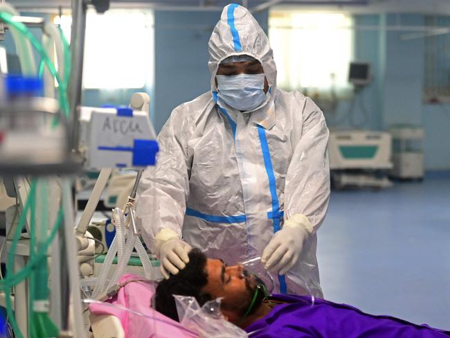 Health workers take part in a mock drill to check preparations for the Covid-19 coronavirus facilities at a hospital in Prayagraj on April 11, 2023. (Photo by Sanjay KANOJIA / AFP)