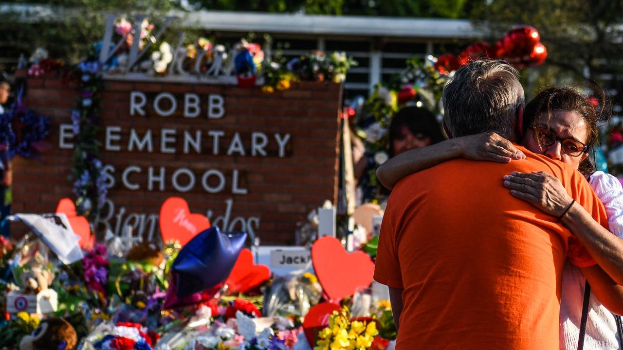 A woman cries at a makeshift memorial at Robb Elementary School in Uvalde, Texas, on May 30, 2022. (Photo by CHANDAN KHANNA / AFP)